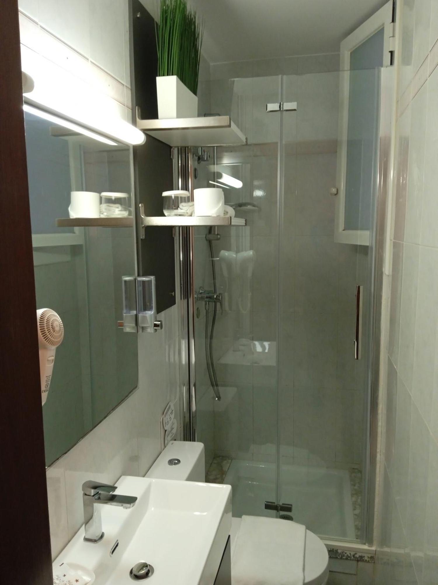 Hotel Hostal Iznajar Barcelona 2*
