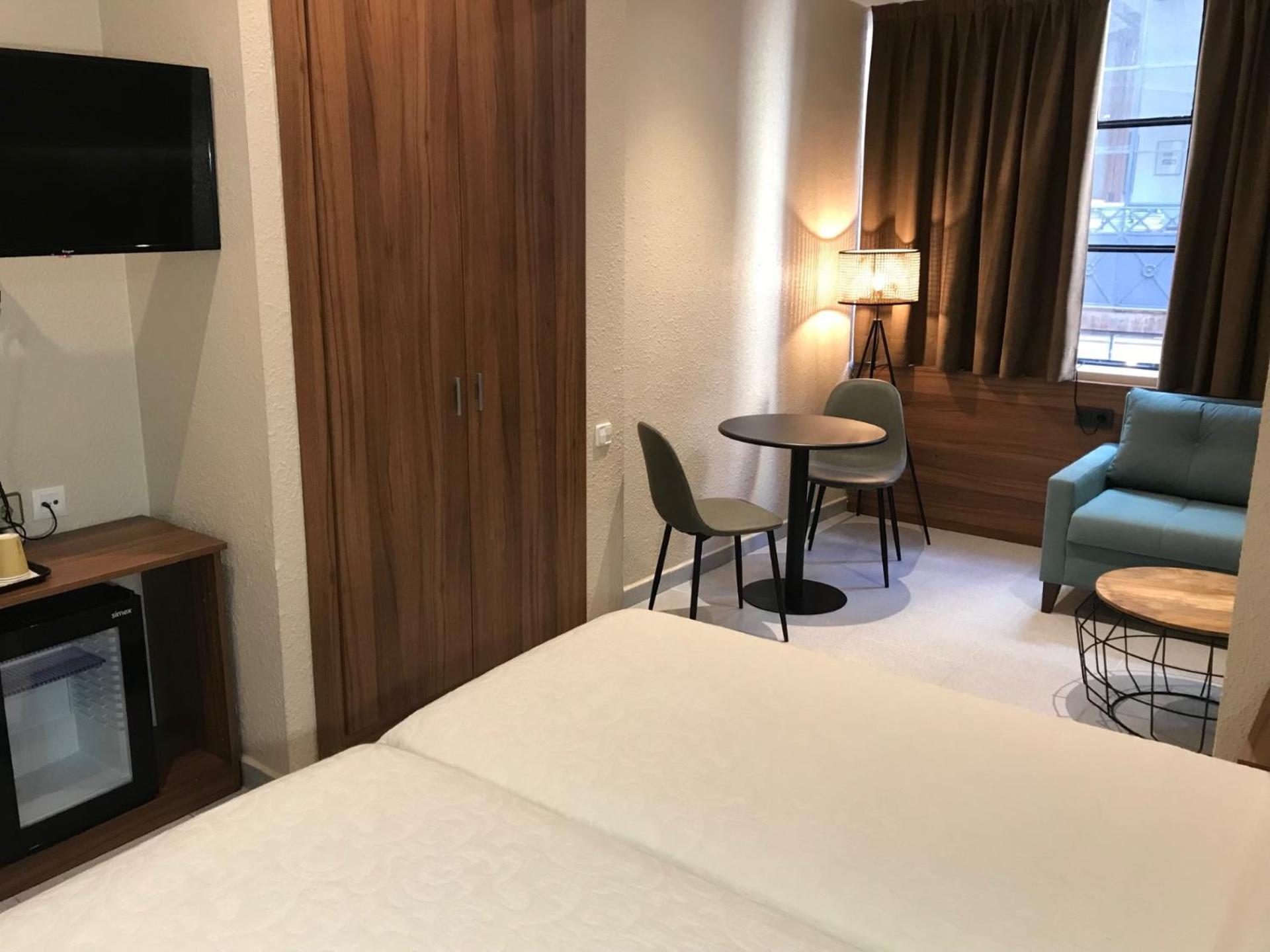 Hostal Iznajar Barcelona Hotel