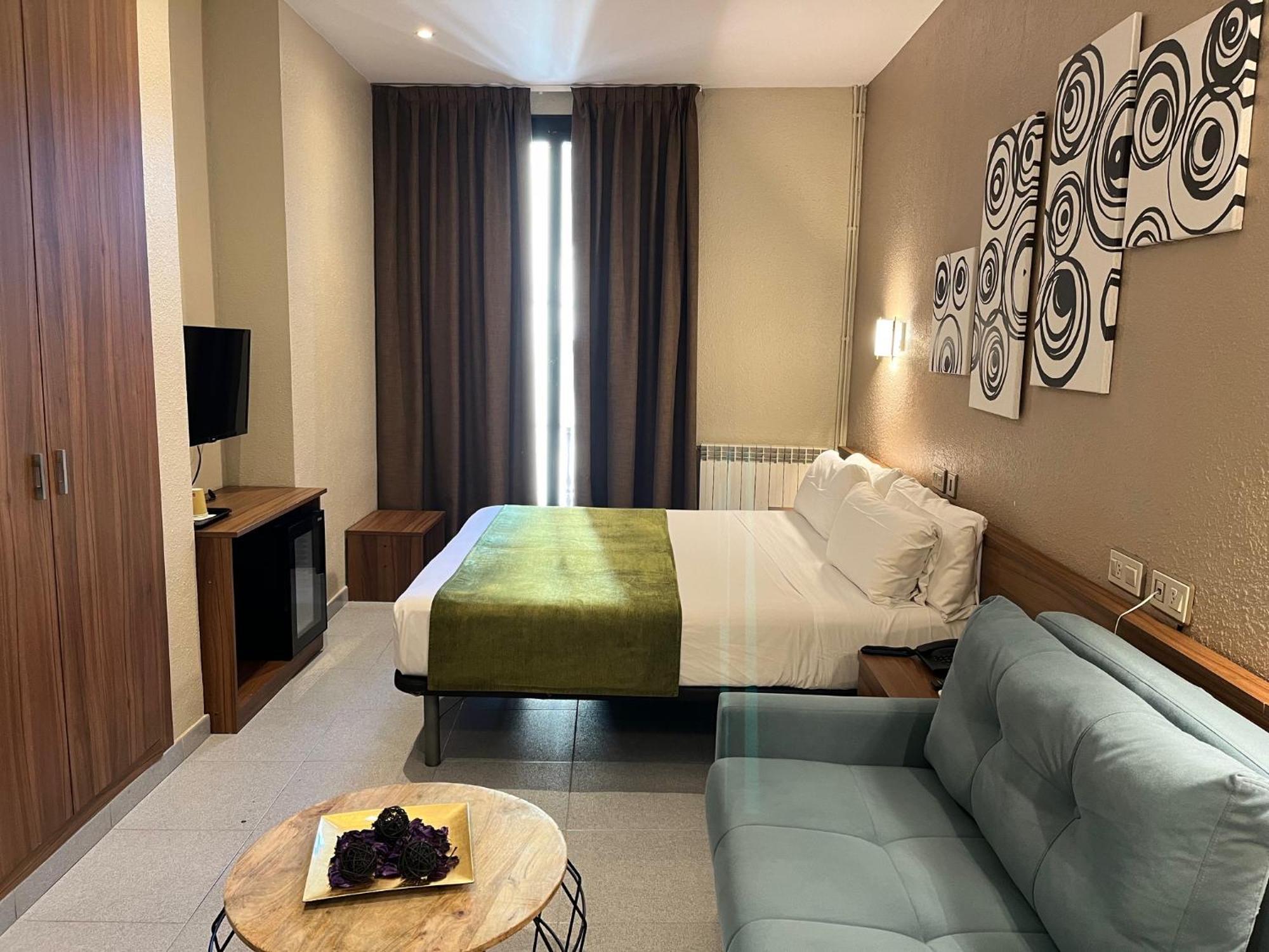 Hostal Iznajar Barcelona 2*