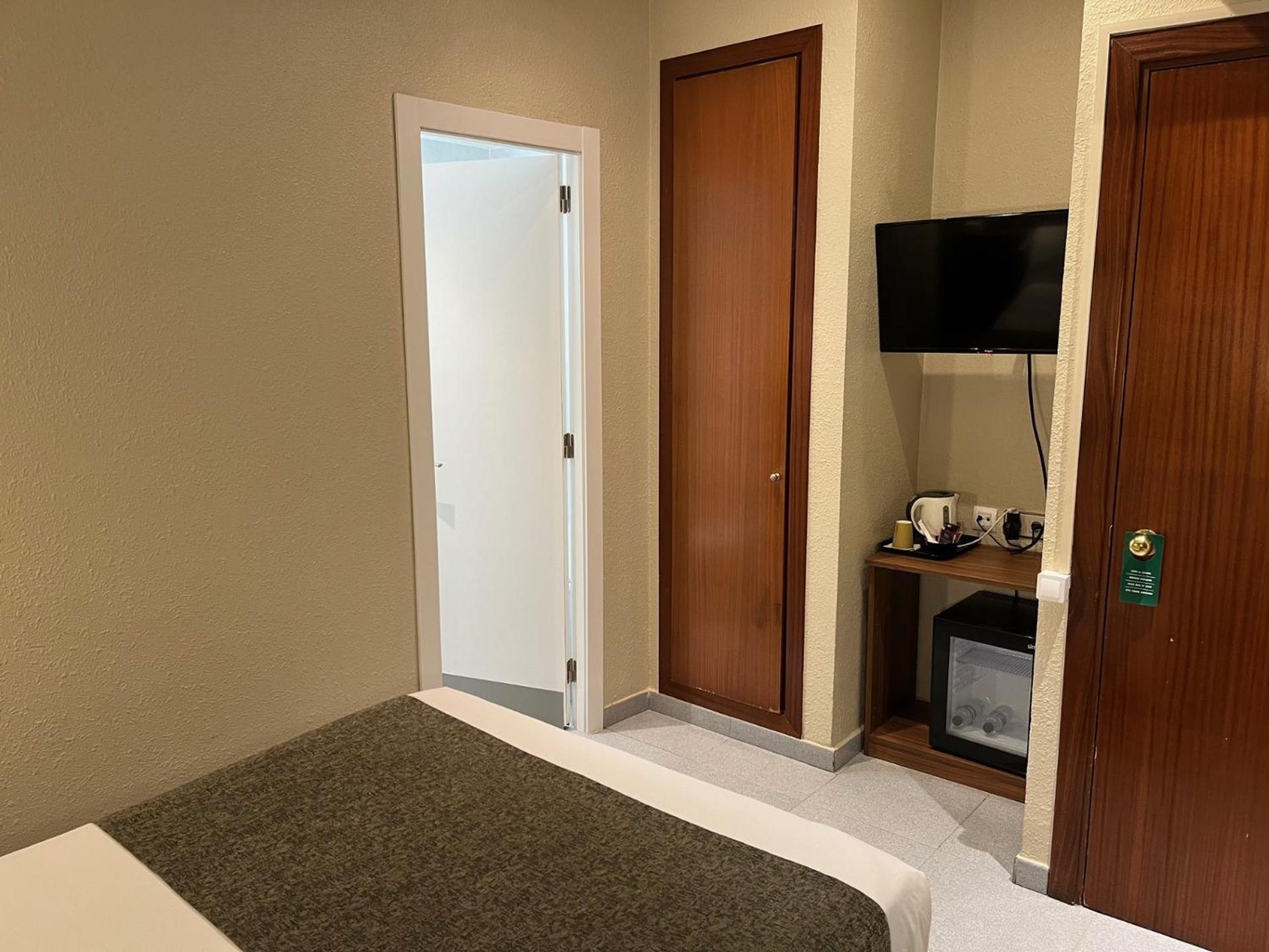 Hostal Iznajar Barcelona 2*